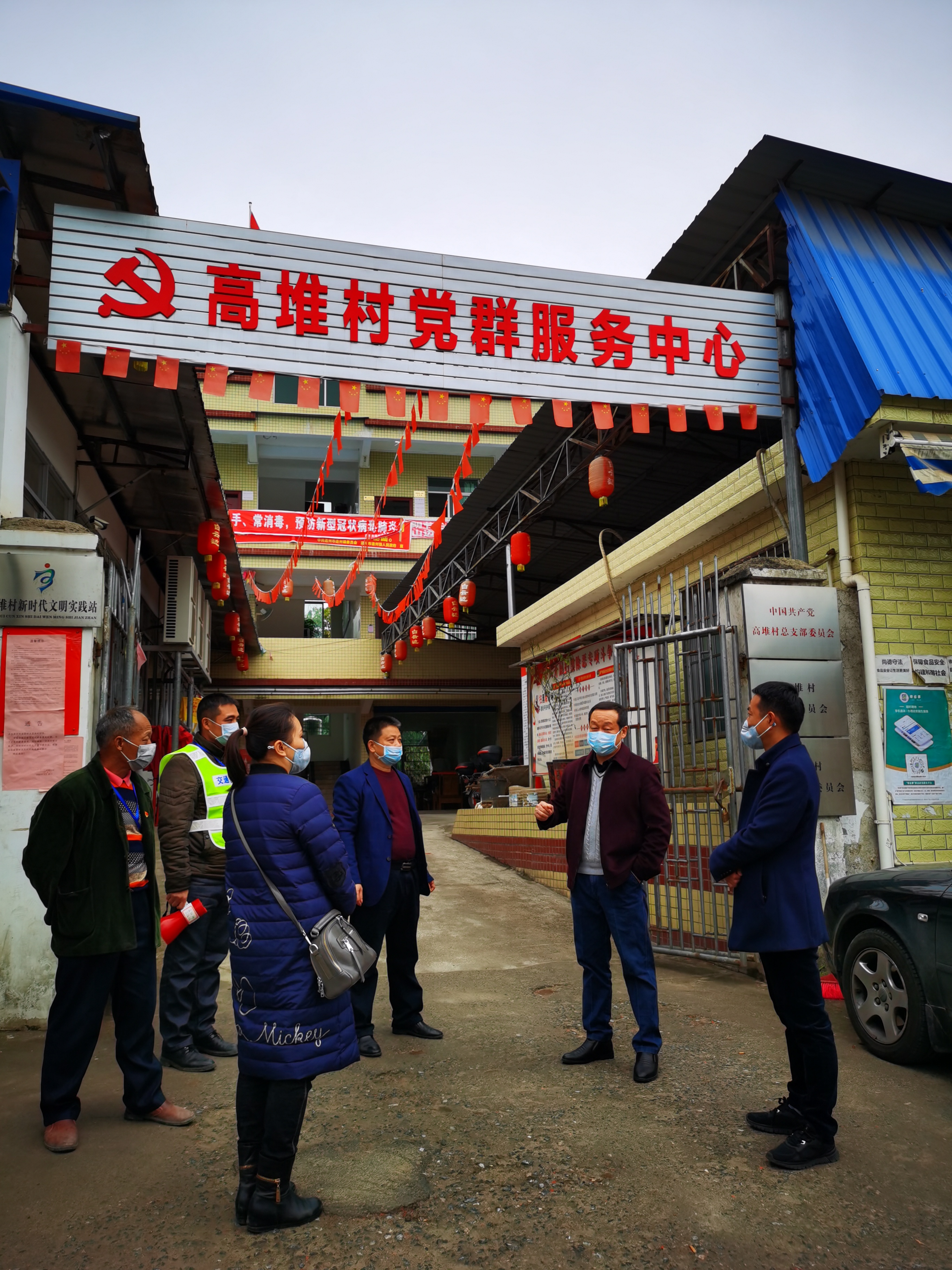 在連州鎮(zhèn)高堆村督導疫情防控工作