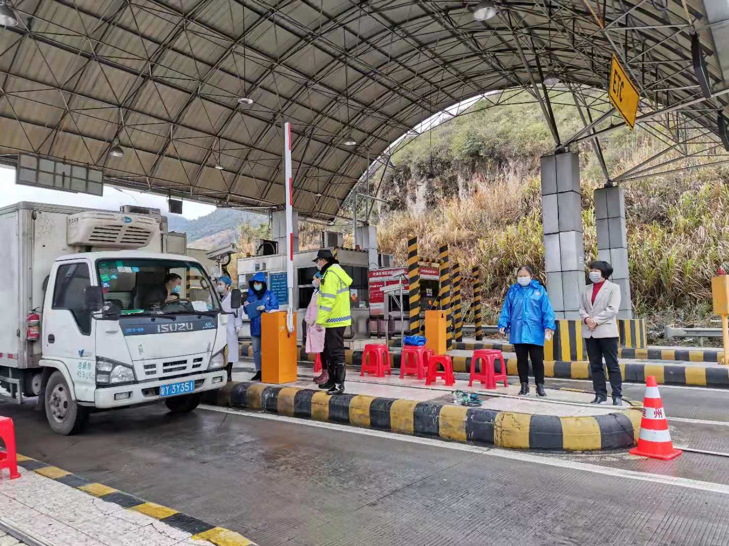 水足塘檢查站：值守人員對(duì)過(guò)往車(chē)輛、人員進(jìn)行排查