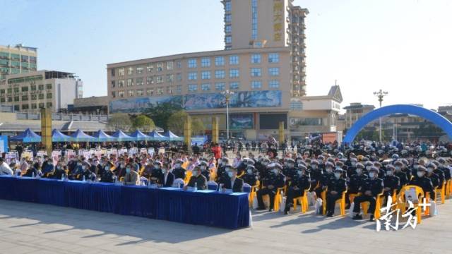 相關(guān)政府機(jī)關(guān)單位、行業(yè)代表、師生代表、市民群眾等參加活動(dòng)。張曉欣 攝