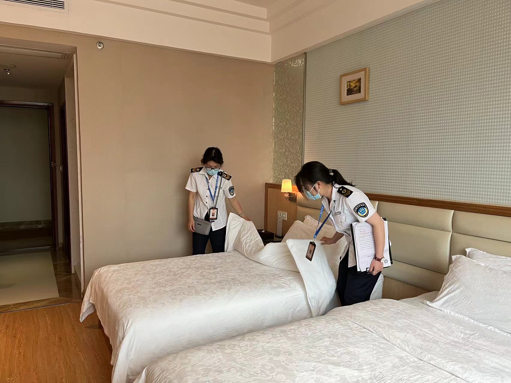連州市衛(wèi)生監(jiān)督所執(zhí)法人員對(duì)公共用品用具清洗、消毒、保潔情況進(jìn)行檢查.jpg