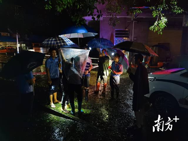22日凌晨5時，轉移受困群眾。