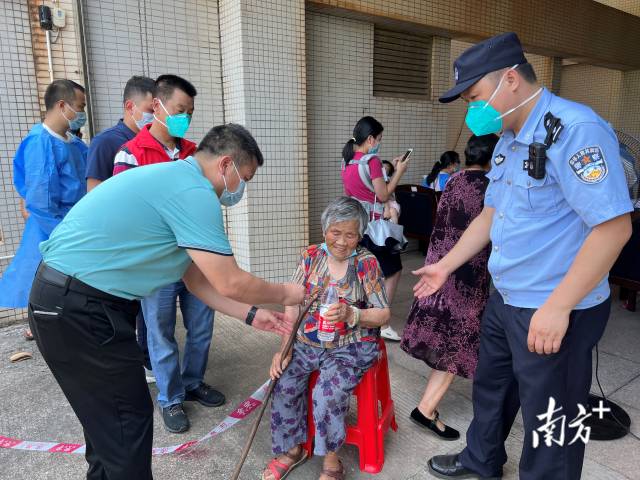 連州市委常委、副市長、九陂鎮(zhèn)黨委書記綦鴻偉在核酸檢測現(xiàn)場協(xié)助老人參加核酸檢測，為老人做好防暑措施。