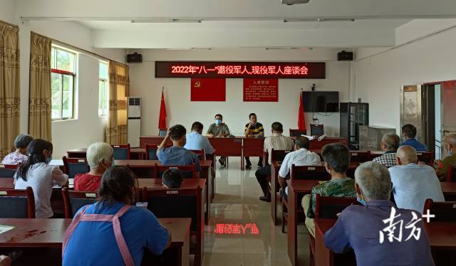 召開村級(jí)退役軍人、現(xiàn)役軍人座談會(huì)。