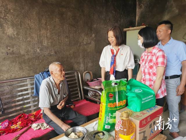 走訪(fǎng)慰問(wèn)。