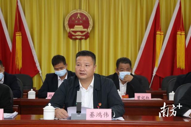 連州市委常委、副市長、九陂鎮(zhèn)黨委書記綦鴻偉作講話。