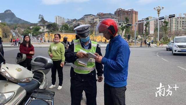 1日，連州交警上路展開專項整治。