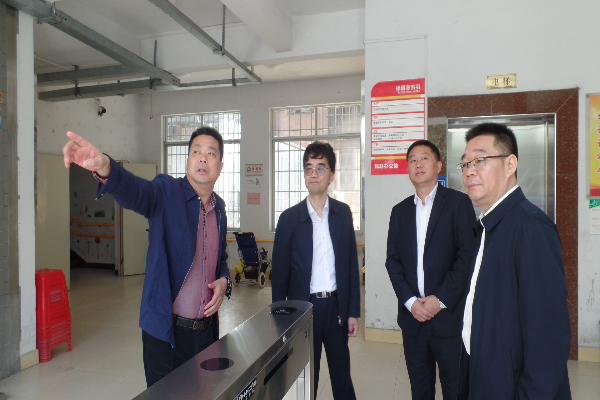 圖為2023年11月28日連州市殘聯(lián)向廣東省殘聯(lián)黨組書記、理事長陳學軍（右二）介紹連州市殘疾人服務設施情況.JPG