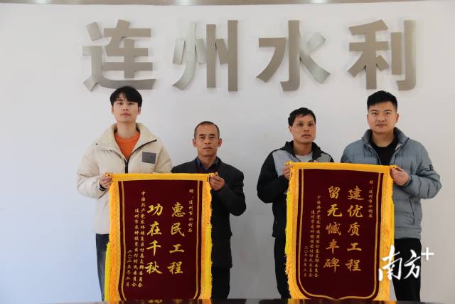 市水利局收到龍坪鎮(zhèn)黃芒村、墾區(qū)村村支書一行代表村組贈(zèng)送的兩面錦旗。