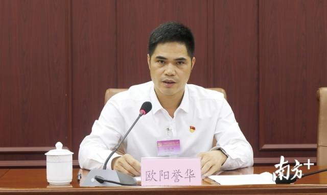 連州市委常委、市紀(jì)委書記、市監(jiān)委主任歐陽譽(yù)華代表市紀(jì)委常委會(huì)作工作報(bào)告。段燦 攝